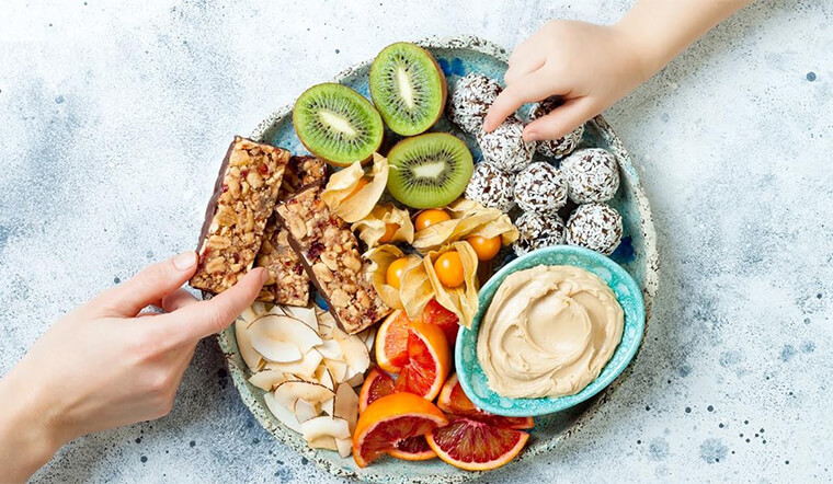 Bệnh nhân ung thư nên ăn gì để đảm bảo cung cấp đủ dưỡng chất? Bổ sung thêm bữa ăn phụ